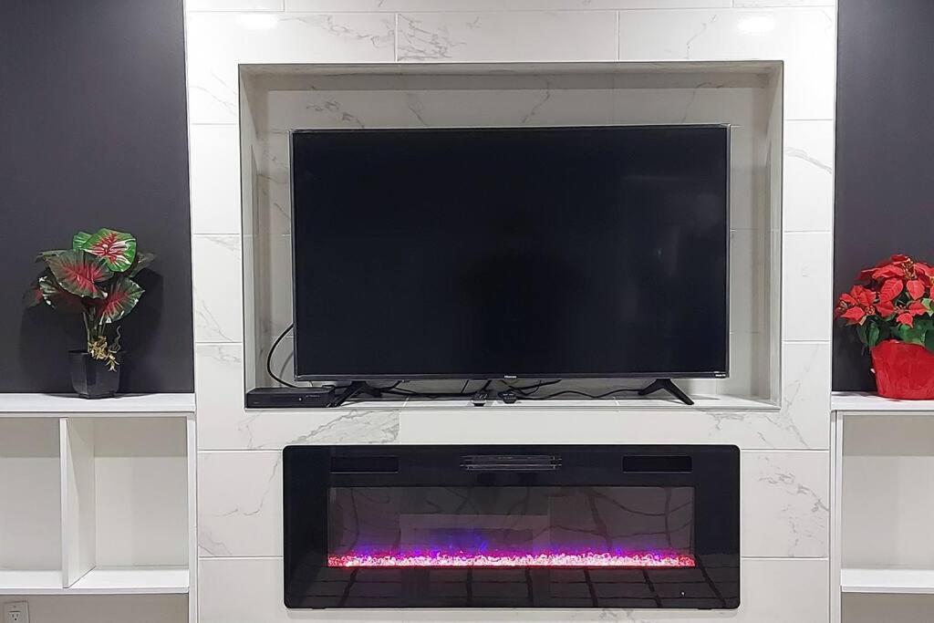 Cozy 2-bedroom Basement Guest With Private Entrance And Proximity To The Airport Apartment *