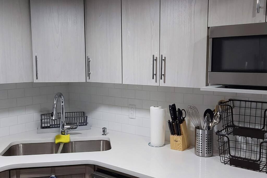 Cozy 2-bedroom Basement Guest With Private Entrance And Proximity To The Airport Apartment Edmonton
