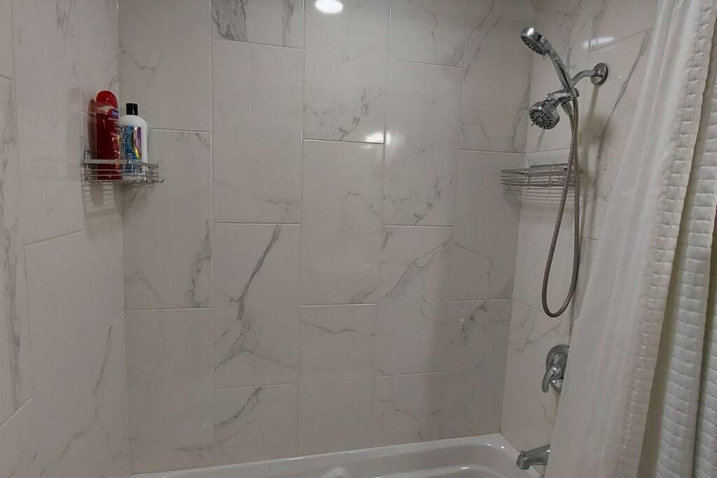 Cozy 2-bedroom Basement Guest With Private Entrance And Proximity To The Airport Apartment