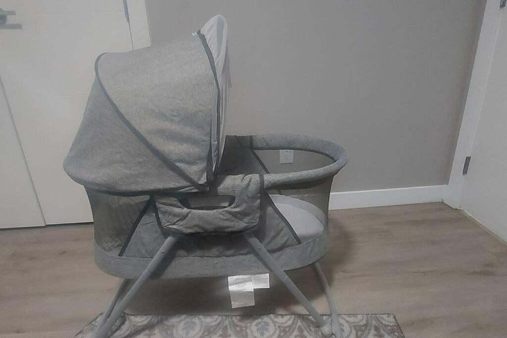 Apartment Cozy 2-bedroom Basement Guest With Private Entrance And Proximity To The Airport *