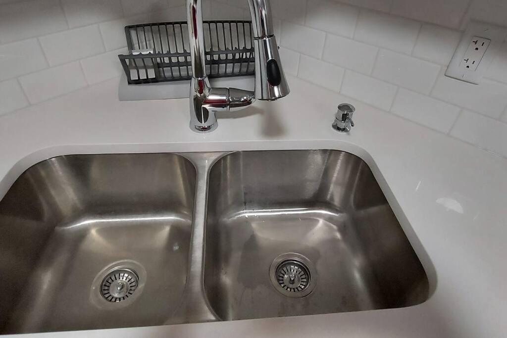 Cozy 2-bedroom Basement Guest With Private Entrance And Proximity To The Airport Apartment *