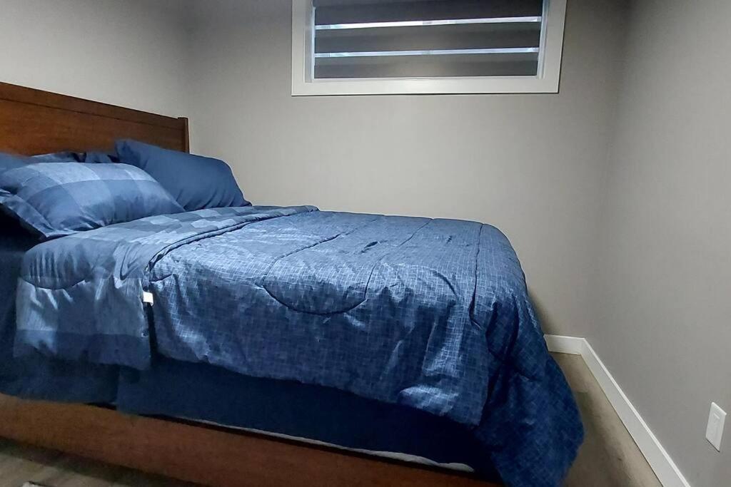 Apartment Cozy 2-bedroom Basement Guest With Private Entrance And Proximity To The Airport
