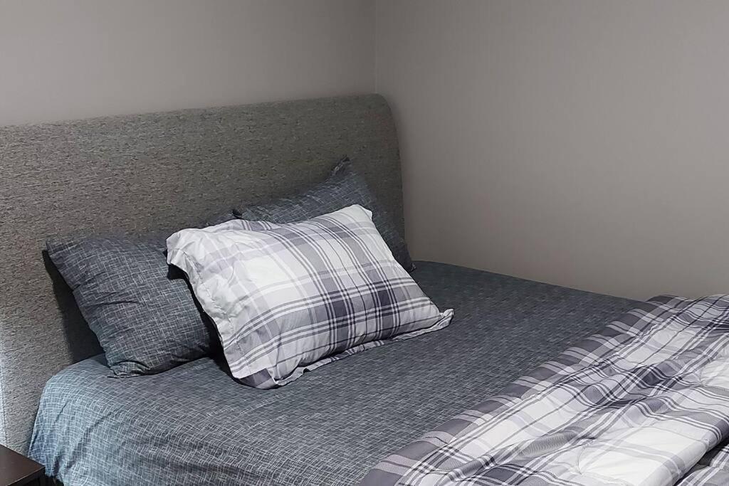 Cozy 2-bedroom Basement Guest With Private Entrance And Proximity To The Airport Apartment