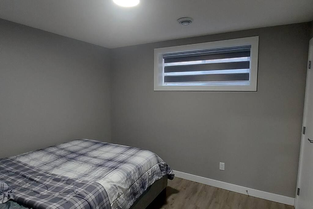 Cozy 2-bedroom Basement Guest With Private Entrance And Proximity To The Airport Apartment *