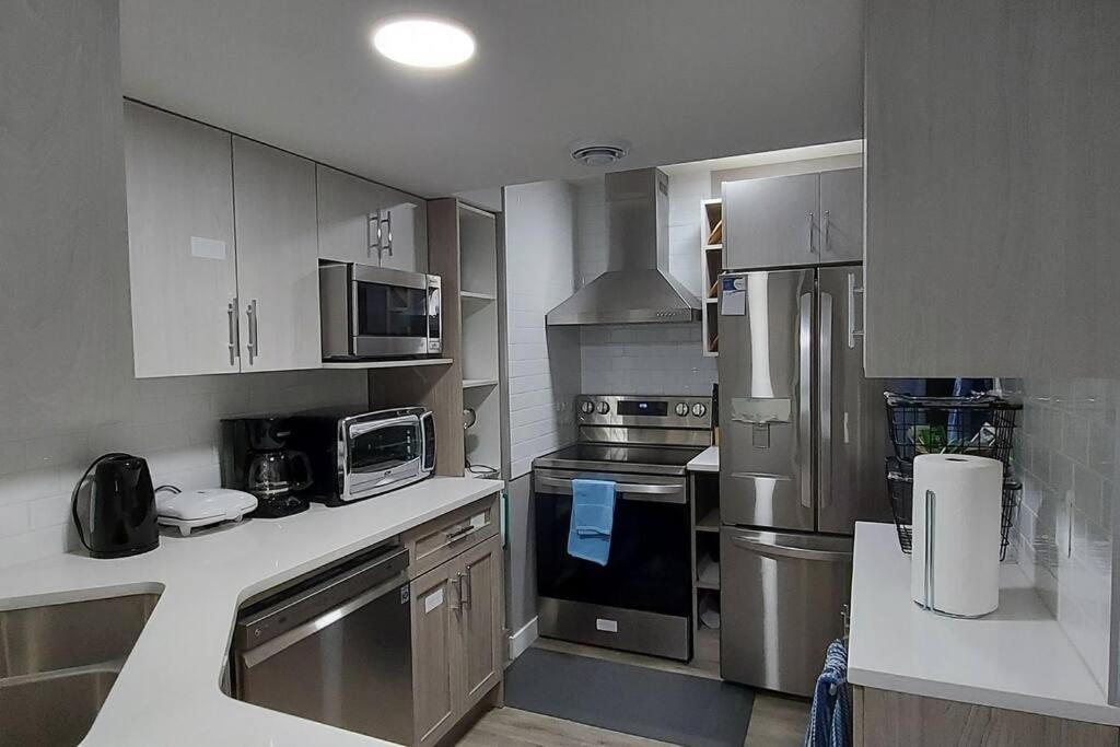 Cozy 2-bedroom Basement Guest With Private Entrance And Proximity To The Airport Apartment