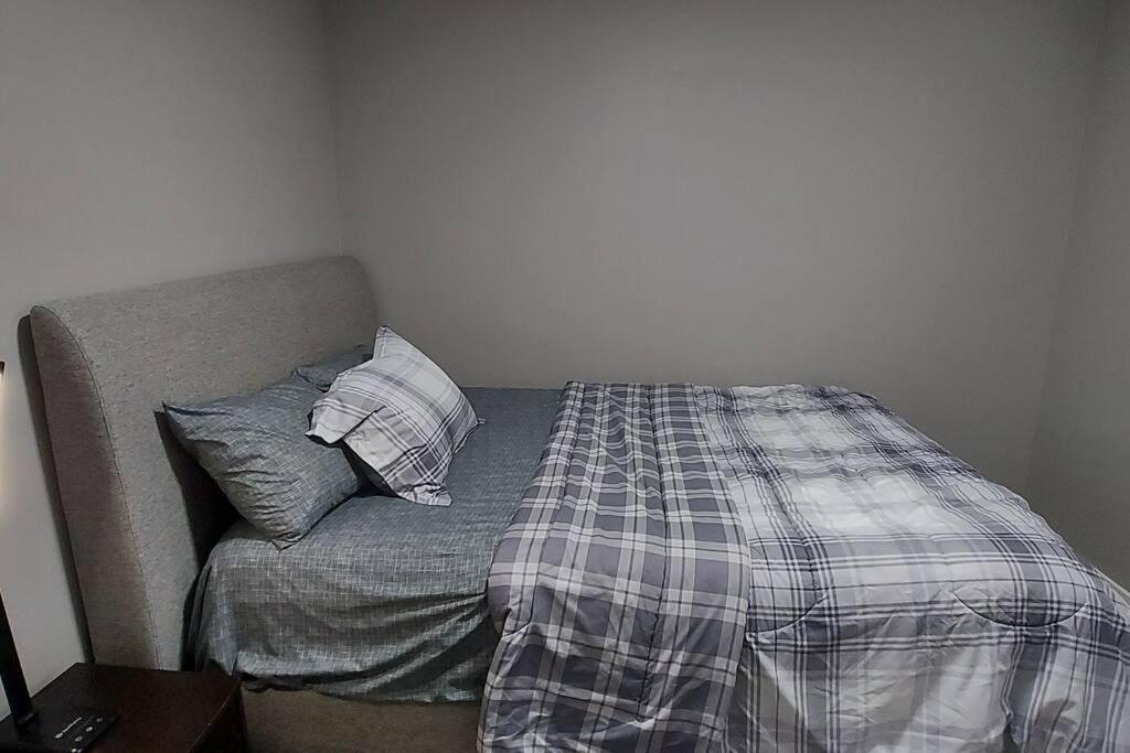 Cozy 2-bedroom Basement Guest With Private Entrance And Proximity To The Airport Apartment *