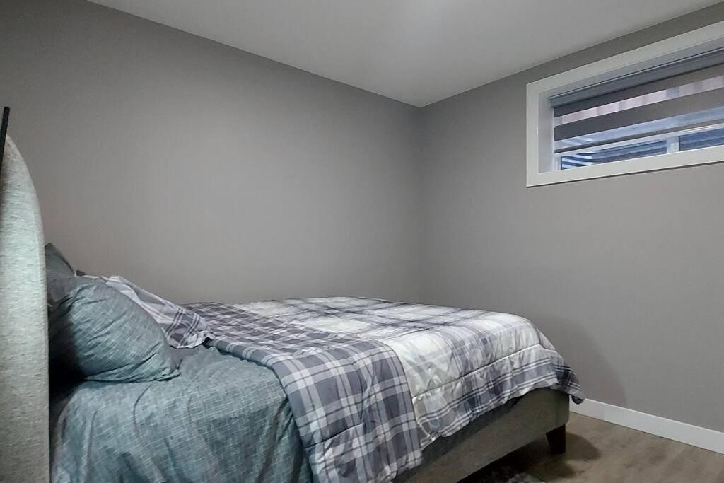 Apartment Cozy 2-bedroom Basement Guest With Private Entrance And Proximity To The Airport