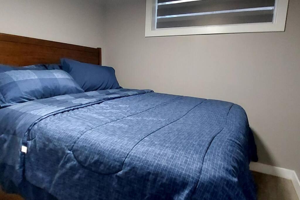 Cozy 2-bedroom Basement Guest With Private Entrance And Proximity To The Airport Apartment *