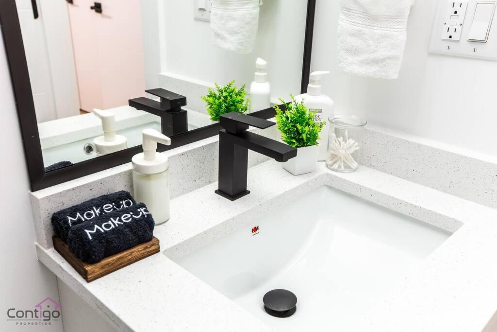 The Zen Den, King Bed, Near Dt, Wem, Heated Floor, Bsmt Apartment *