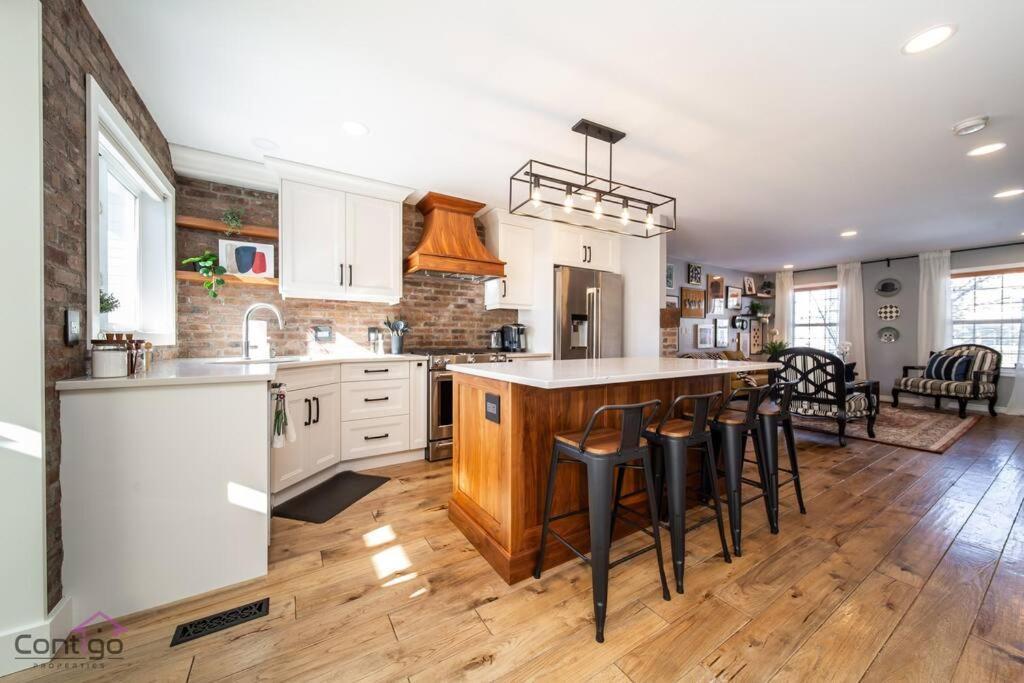 Stylish Euro Vibes Home, Small Gym, Ac, Yard, Office * Edmonton