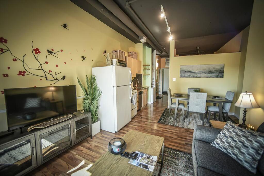Apartment 2 Full Beds, Rogers Place Downtown Central, Memorable 1 Bedroom