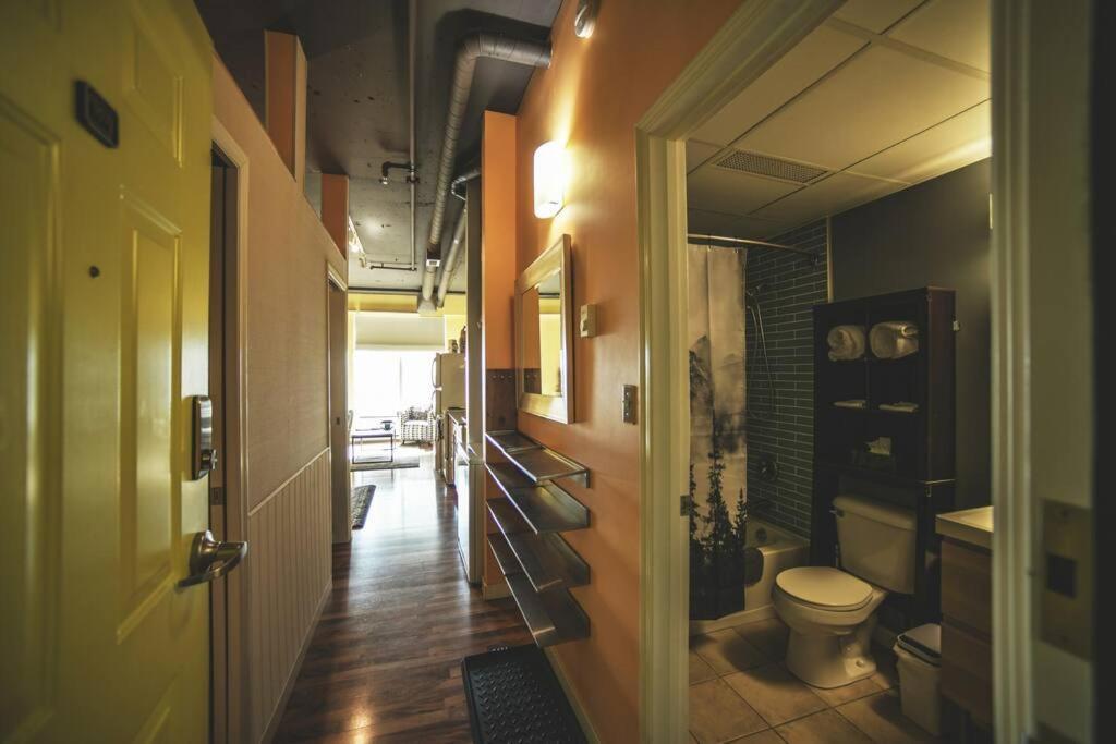 2 Full Beds, Rogers Place Downtown Central, Memorable 1 Bedroom *