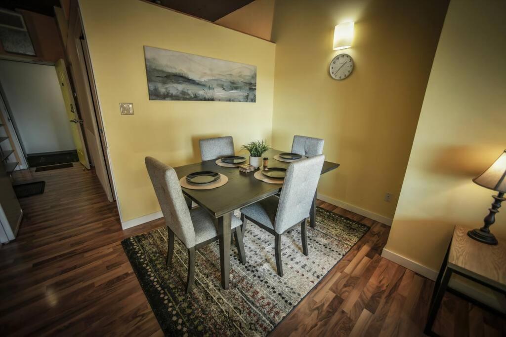 Apartment 2 Full Beds, Rogers Place Downtown Central, Memorable 1 Bedroom Edmonton