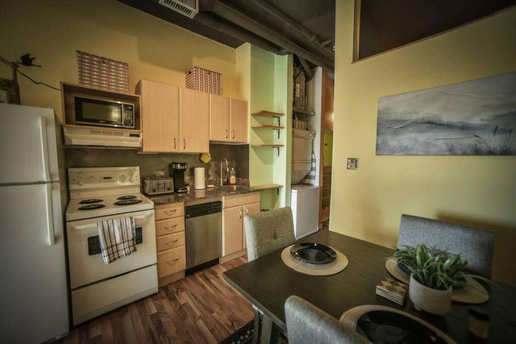 2 Full Beds, Rogers Place Downtown Central, Memorable 1 Bedroom Apartment