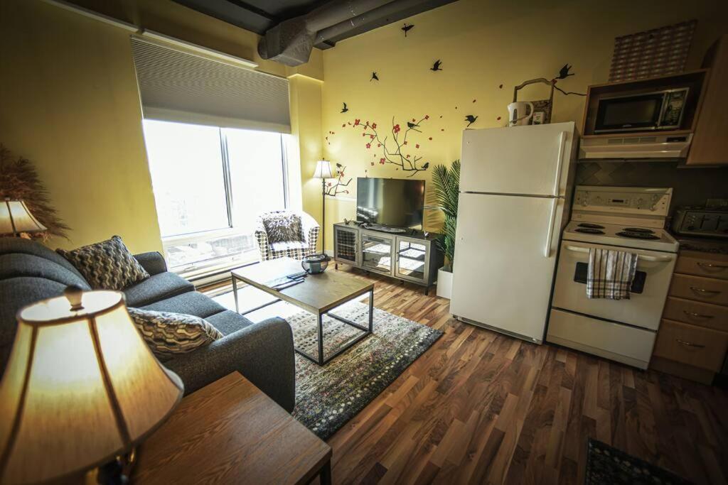 2 Full Beds, Rogers Place Downtown Central, Memorable 1 Bedroom Apartment