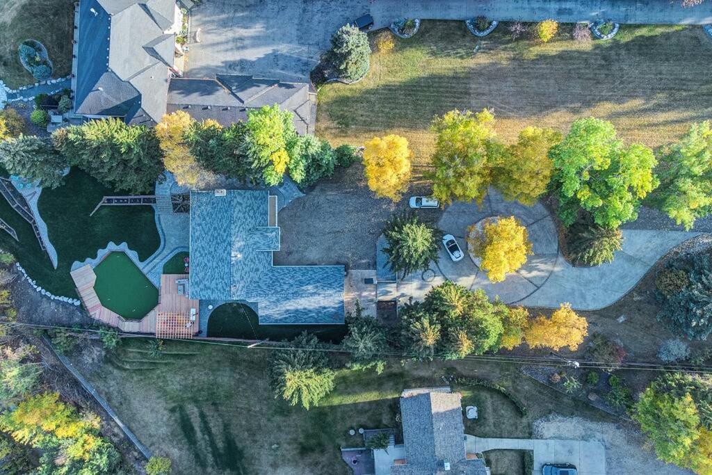 Stunning River View Home, King Bed, Golf, Firepit * Edmonton