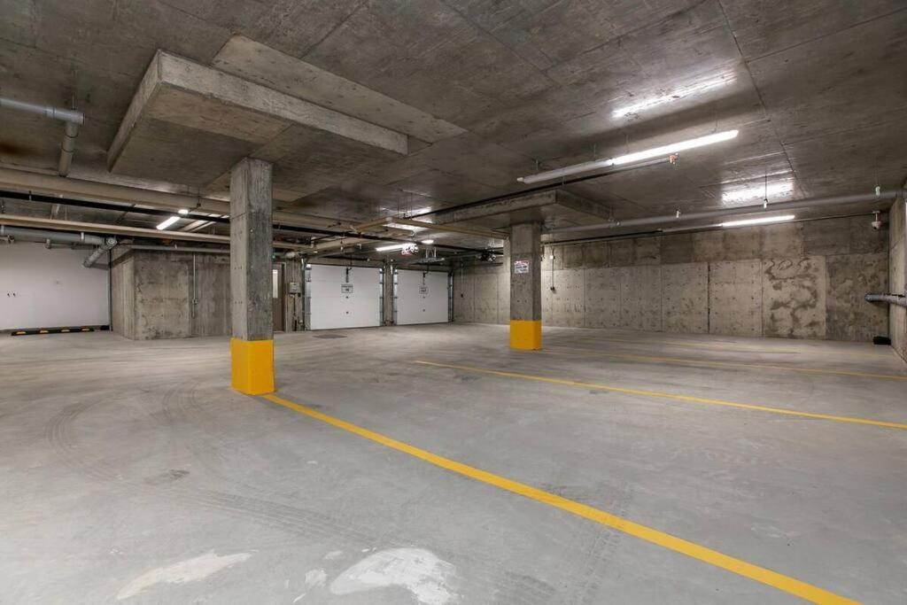 Modern Country Retreat-5 Min To Dtn-u/g Parking Apartment