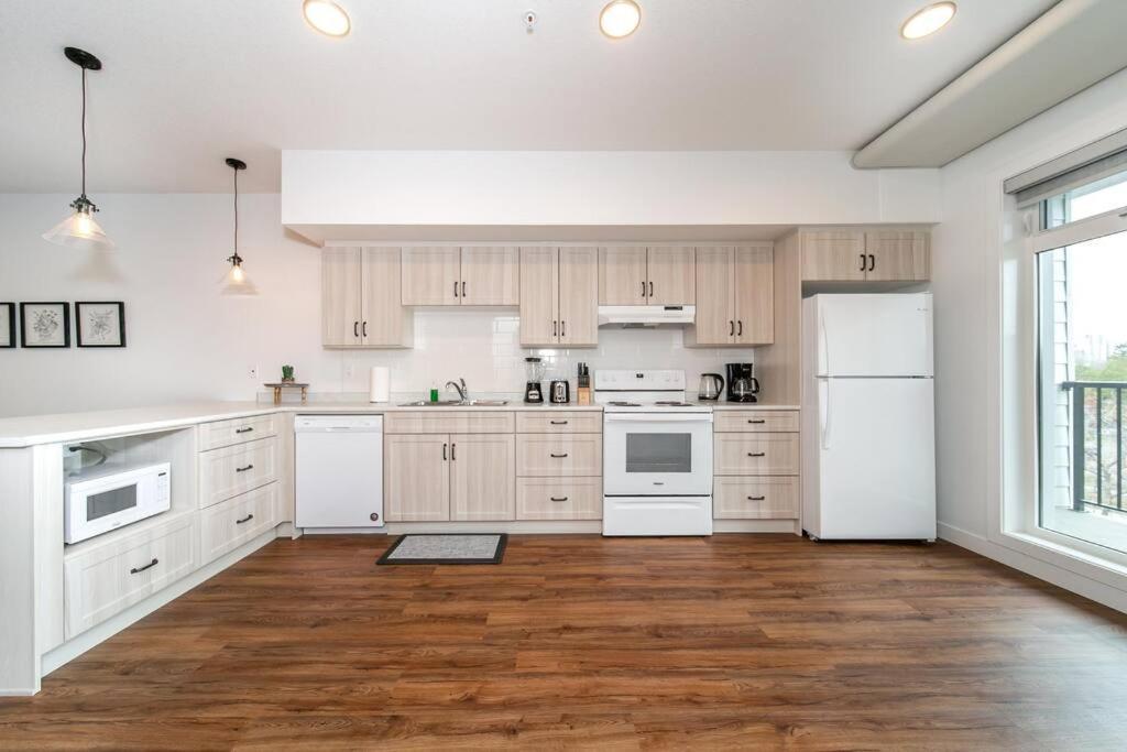 Apartment Industrial Romantic U/g Parking 5 Min To Dtn! *