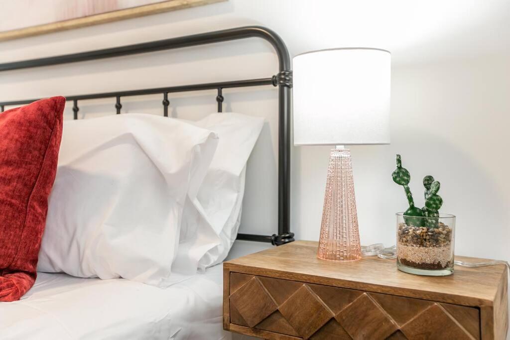 Apartment Industrial Romantic U/g Parking 5 Min To Dtn! *