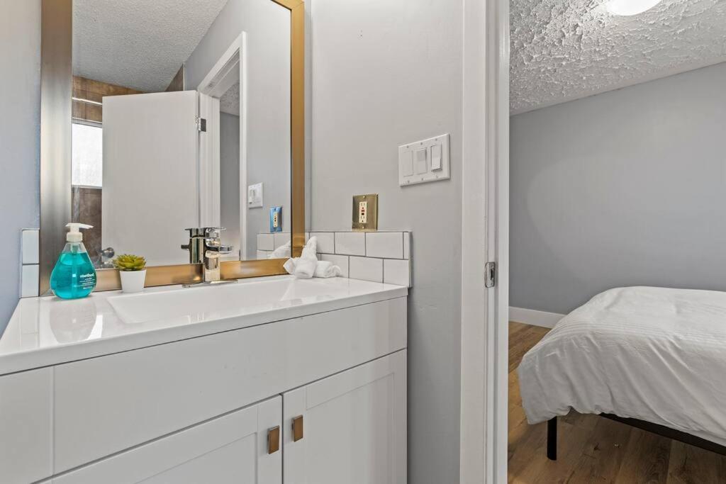 Elegant Boho Retreat - 8 Min To Wem Holiday home Edmonton