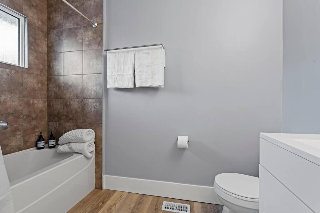 Elegant Boho Retreat - 8 Min To Wem Holiday home Edmonton