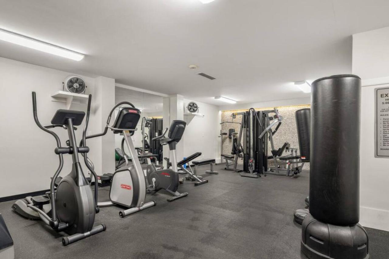 Prime Location Near Jasper Ave With Downtown Views, Netflix, Gym, Sauna, Sleeps 4 * Edmonton