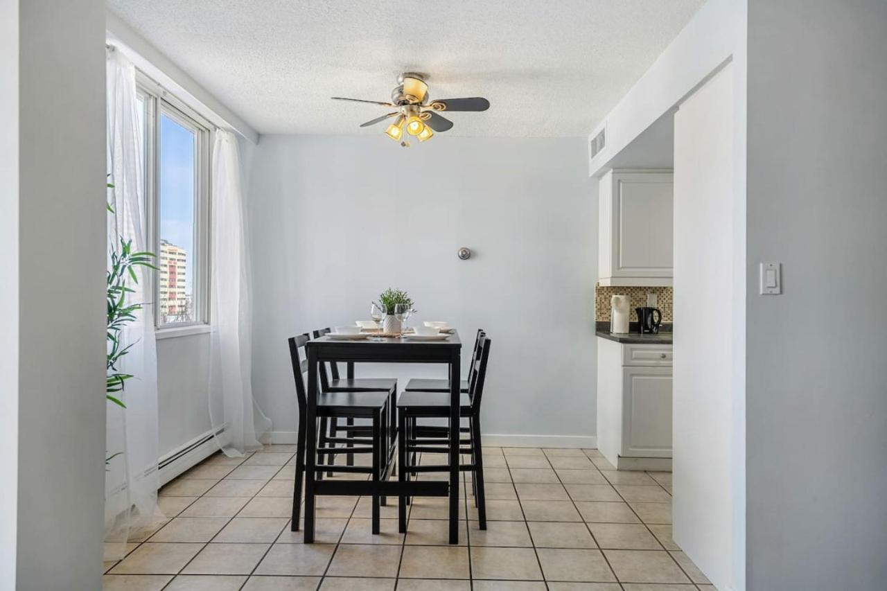 Prime Location Near Jasper Ave With Downtown Views, Netflix, Gym, Sauna, Sleeps 4 Apartment Edmonton