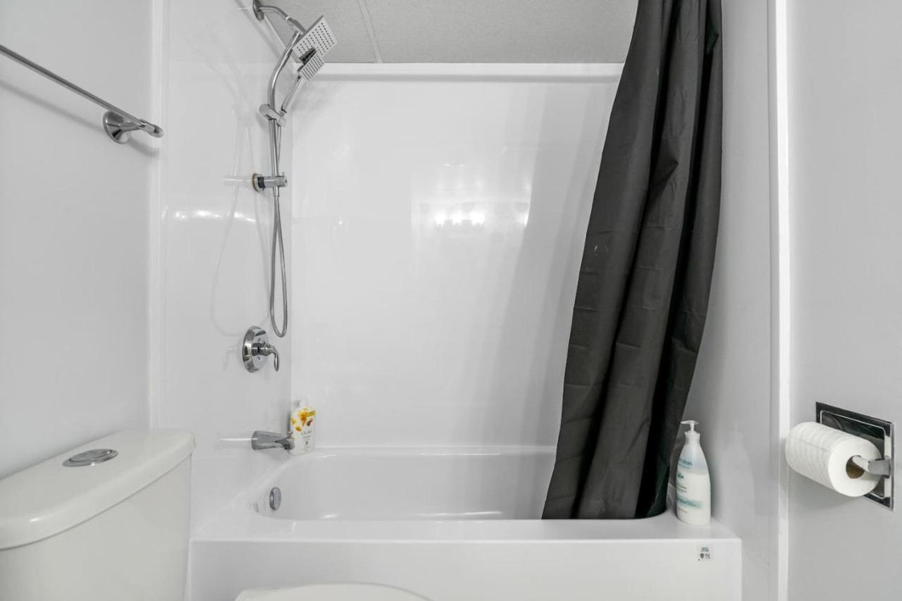 Apartment Prime Location Near Jasper Ave With Downtown Views, Netflix, Gym, Sauna, Sleeps 4 Edmonton