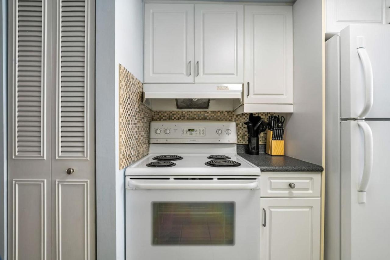 Prime Location Near Jasper Ave With Downtown Views, Netflix, Gym, Sauna, Sleeps 4 Edmonton