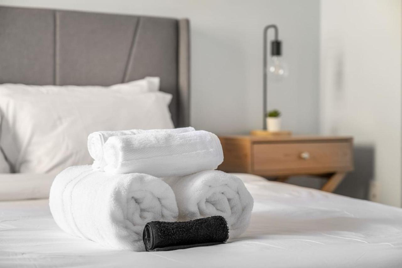 Prime Location Near Jasper Ave With Downtown Views, Netflix, Gym, Sauna, Sleeps 4 * Edmonton