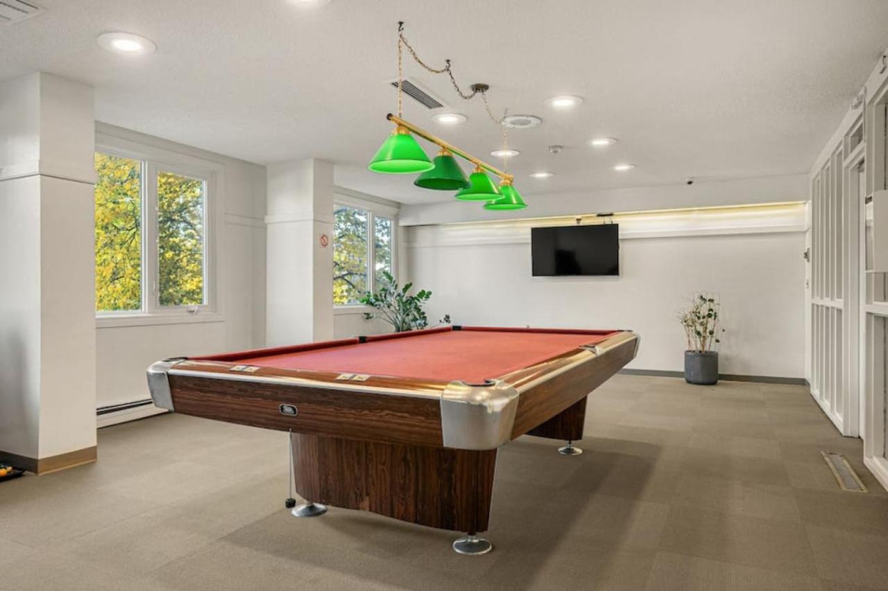 Apartment Prime Location Near Jasper Ave With Downtown Views, Netflix, Gym, Sauna, Sleeps 4