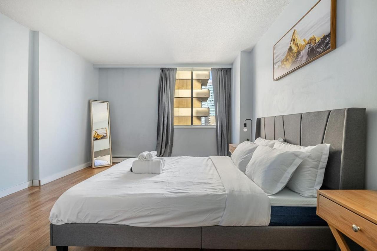 Prime Location Near Jasper Ave With Downtown Views, Netflix, Gym, Sauna, Sleeps 4 *
