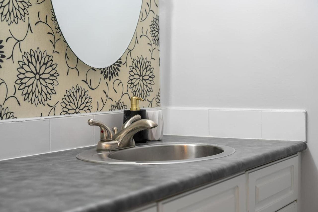Prime Location Near Jasper Ave With Downtown Views, Netflix, Gym, Sauna, Sleeps 4 Apartment