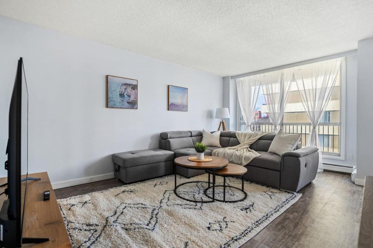 Prime Location Near Jasper Ave With Downtown Views, Netflix, Gym, Sauna, Sleeps 4 Apartment *