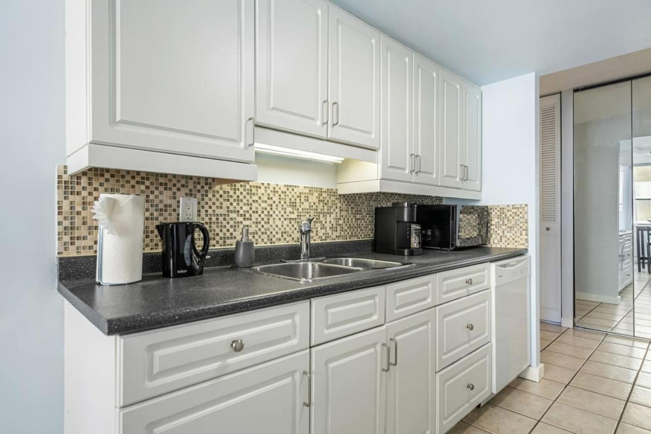 Prime Location Near Jasper Ave With Downtown Views, Netflix, Gym, Sauna, Sleeps 4 Apartment Edmonton