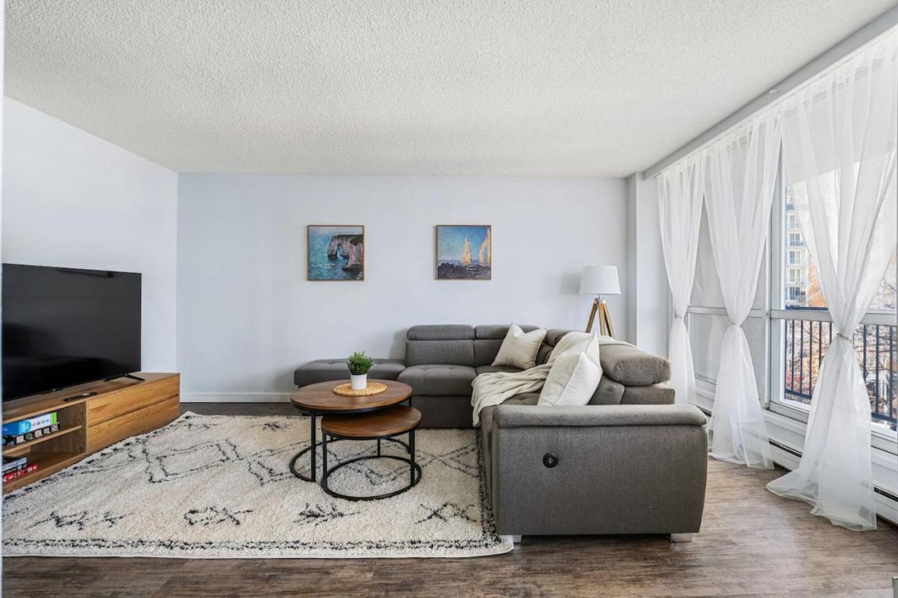 Apartment Prime Location Near Jasper Ave With Downtown Views, Netflix, Gym, Sauna, Sleeps 4 Edmonton