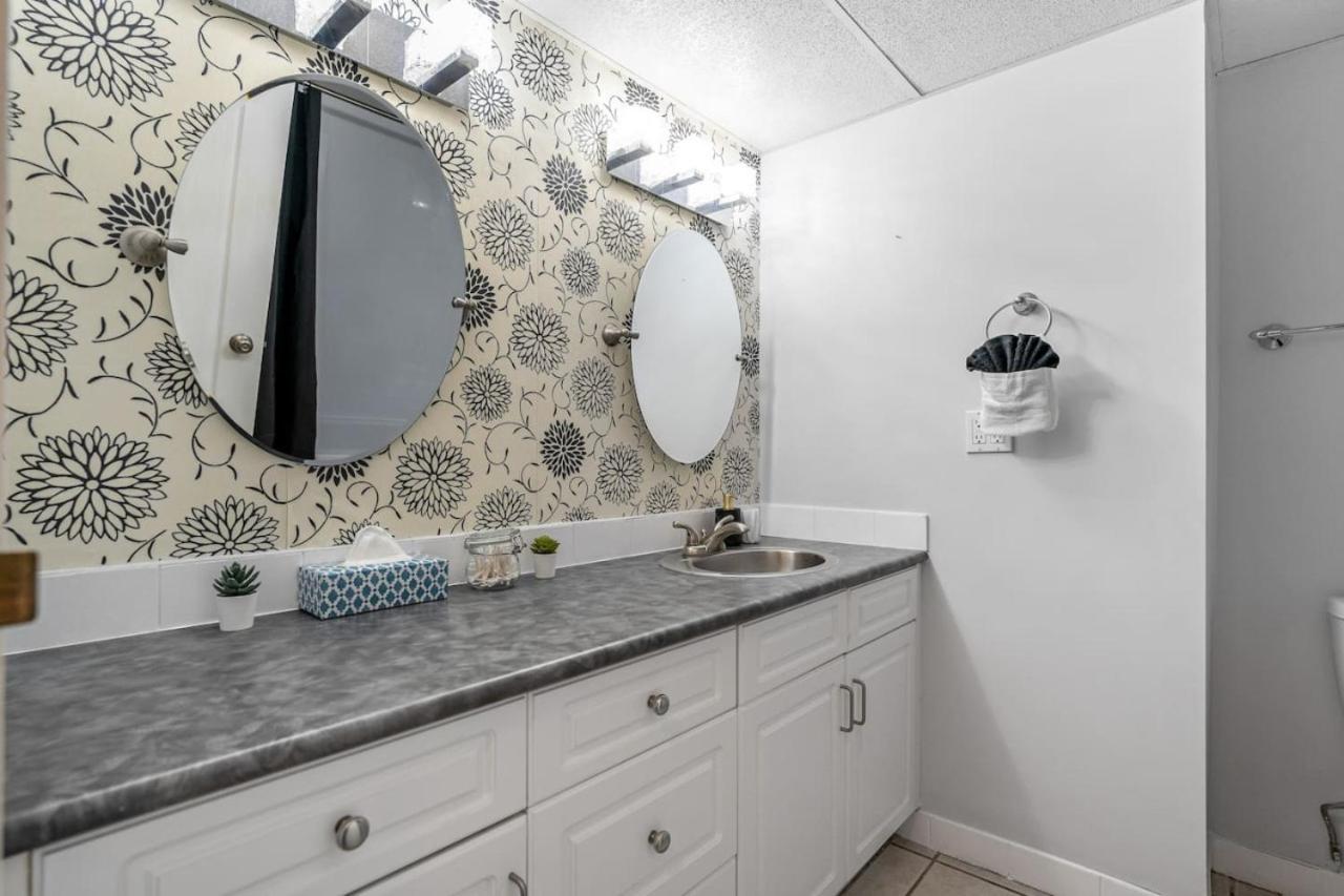 Prime Location Near Jasper Ave With Downtown Views, Netflix, Gym, Sauna, Sleeps 4 Apartment