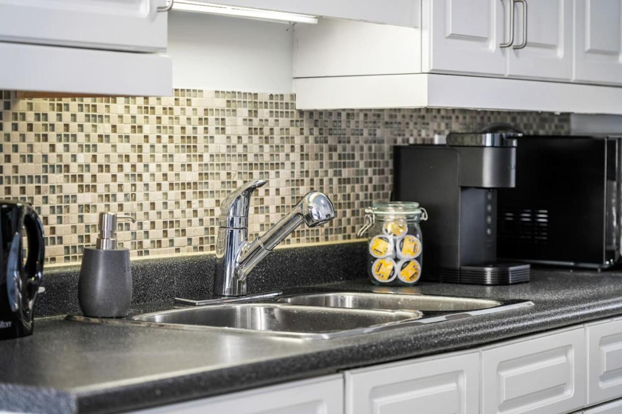 Apartment Prime Location Near Jasper Ave With Downtown Views, Netflix, Gym, Sauna, Sleeps 4 *