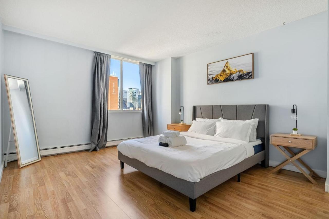 Apartment Prime Location Near Jasper Ave With Downtown Views, Netflix, Gym, Sauna, Sleeps 4