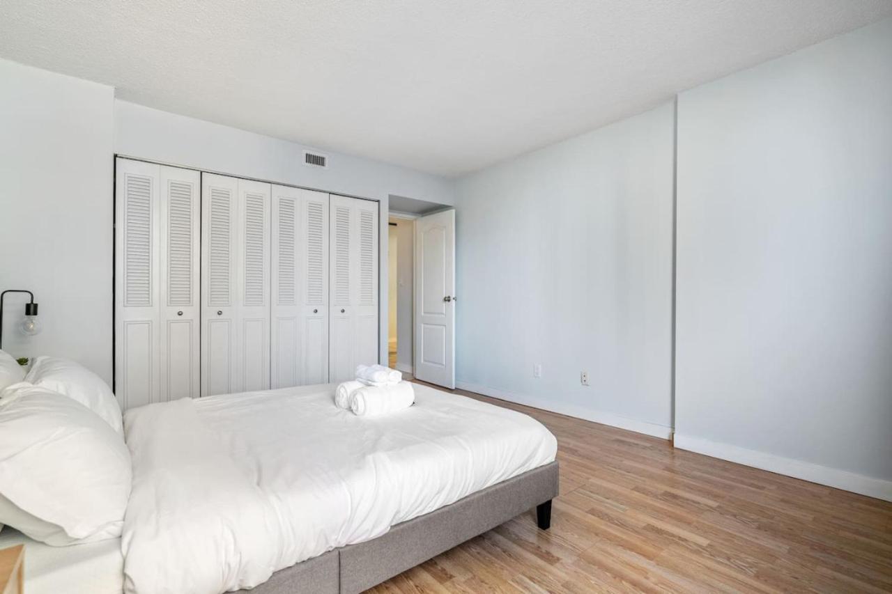 Prime Location Near Jasper Ave With Downtown Views, Netflix, Gym, Sauna, Sleeps 4 Apartment *