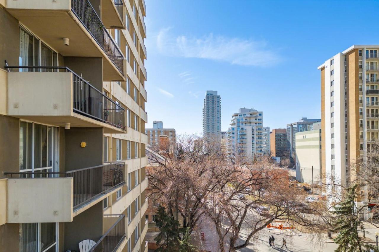 Prime Location Near Jasper Ave With Downtown Views, Netflix, Gym, Sauna, Sleeps 4 Apartment Edmonton