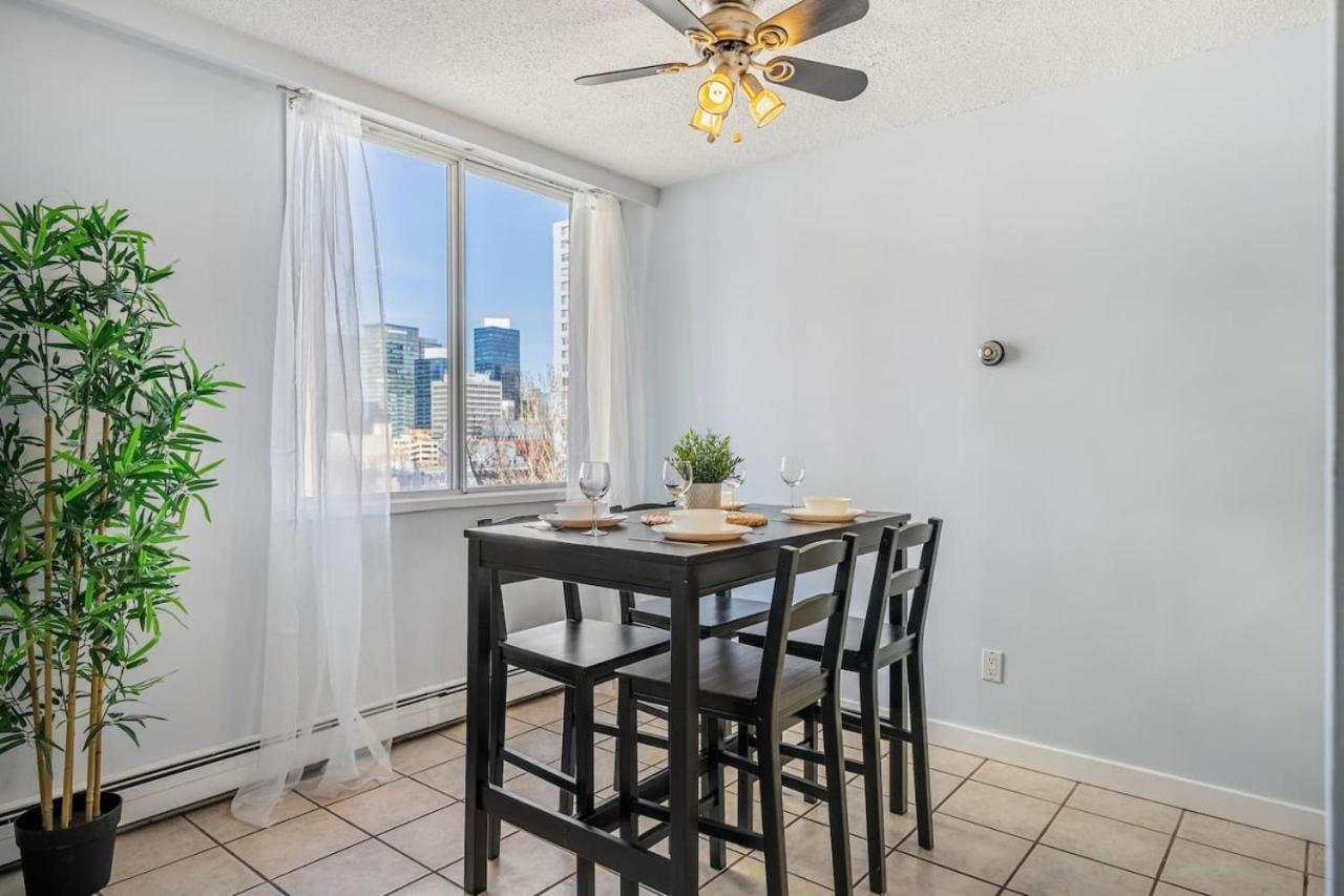 Apartment Prime Location Near Jasper Ave With Downtown Views, Netflix, Gym, Sauna, Sleeps 4 Edmonton