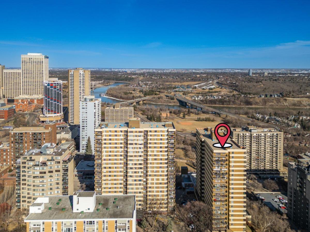 Apartment Prime Location Near Jasper Ave With Downtown Views, Netflix, Gym, Sauna, Sleeps 4 *