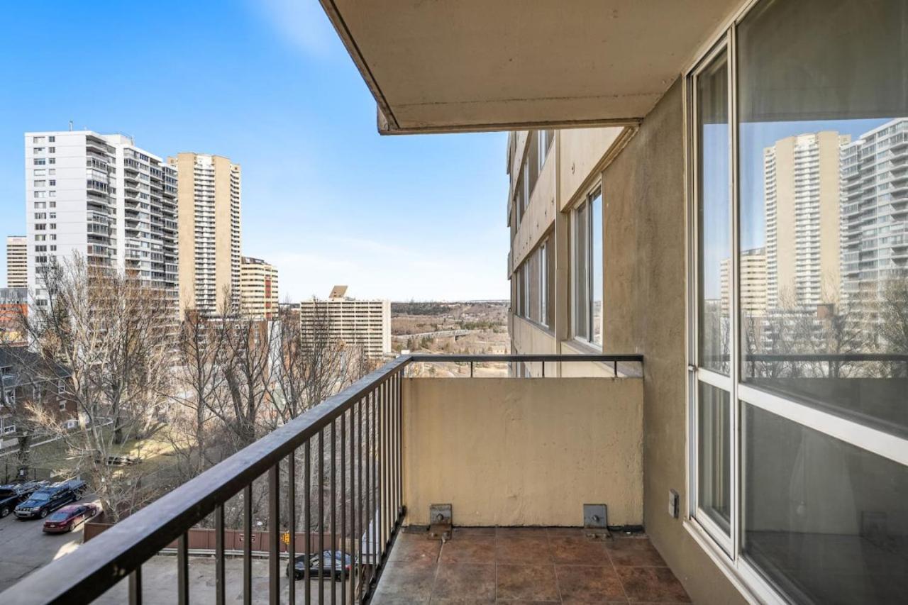 Apartment Prime Location Near Jasper Ave With Downtown Views, Netflix, Gym, Sauna, Sleeps 4
