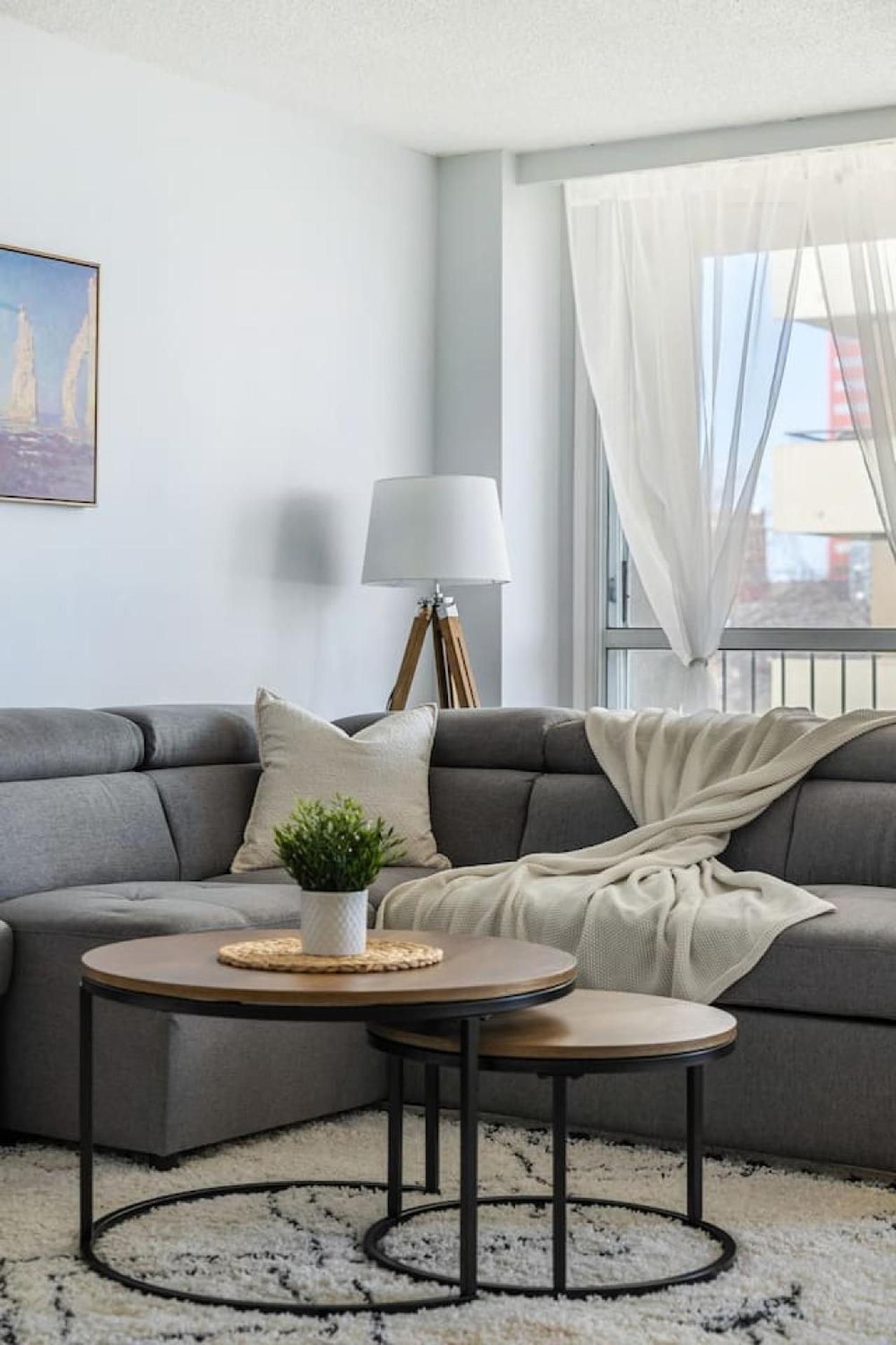 Prime Location Near Jasper Ave With Downtown Views, Netflix, Gym, Sauna, Sleeps 4 Apartment