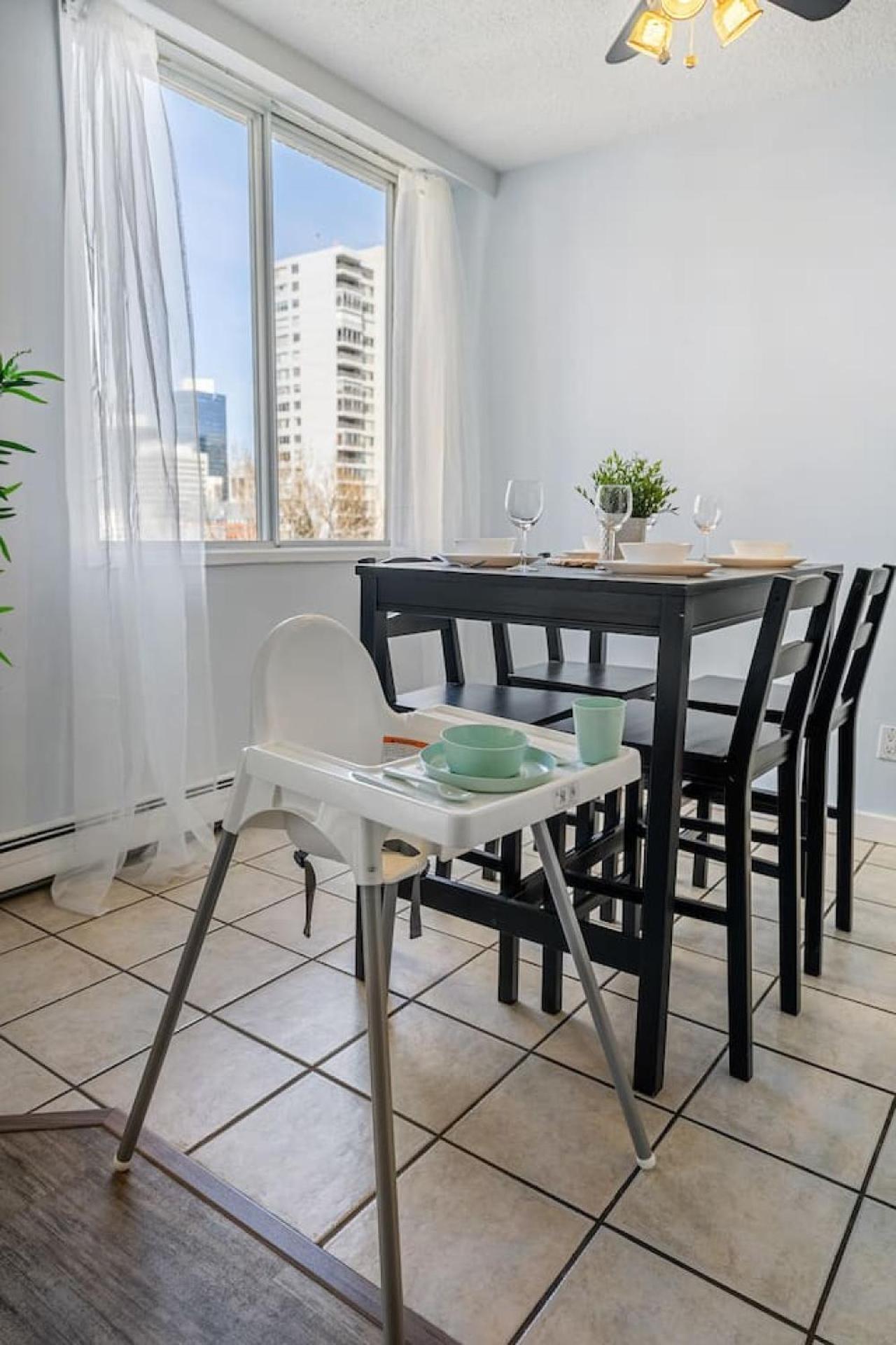 Prime Location Near Jasper Ave With Downtown Views, Netflix, Gym, Sauna, Sleeps 4 Edmonton