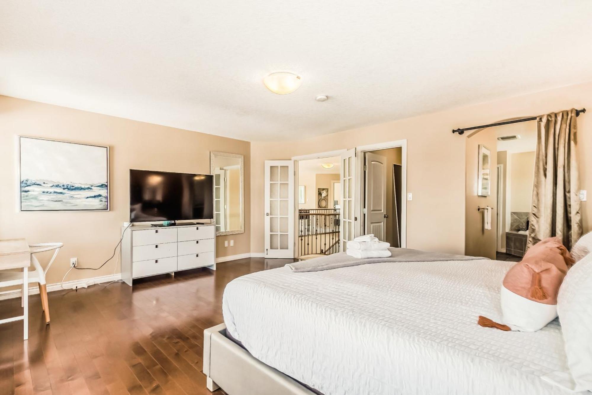Lewis Estates Golf Course Executive By Henday, Whitemud, Step To Shops!