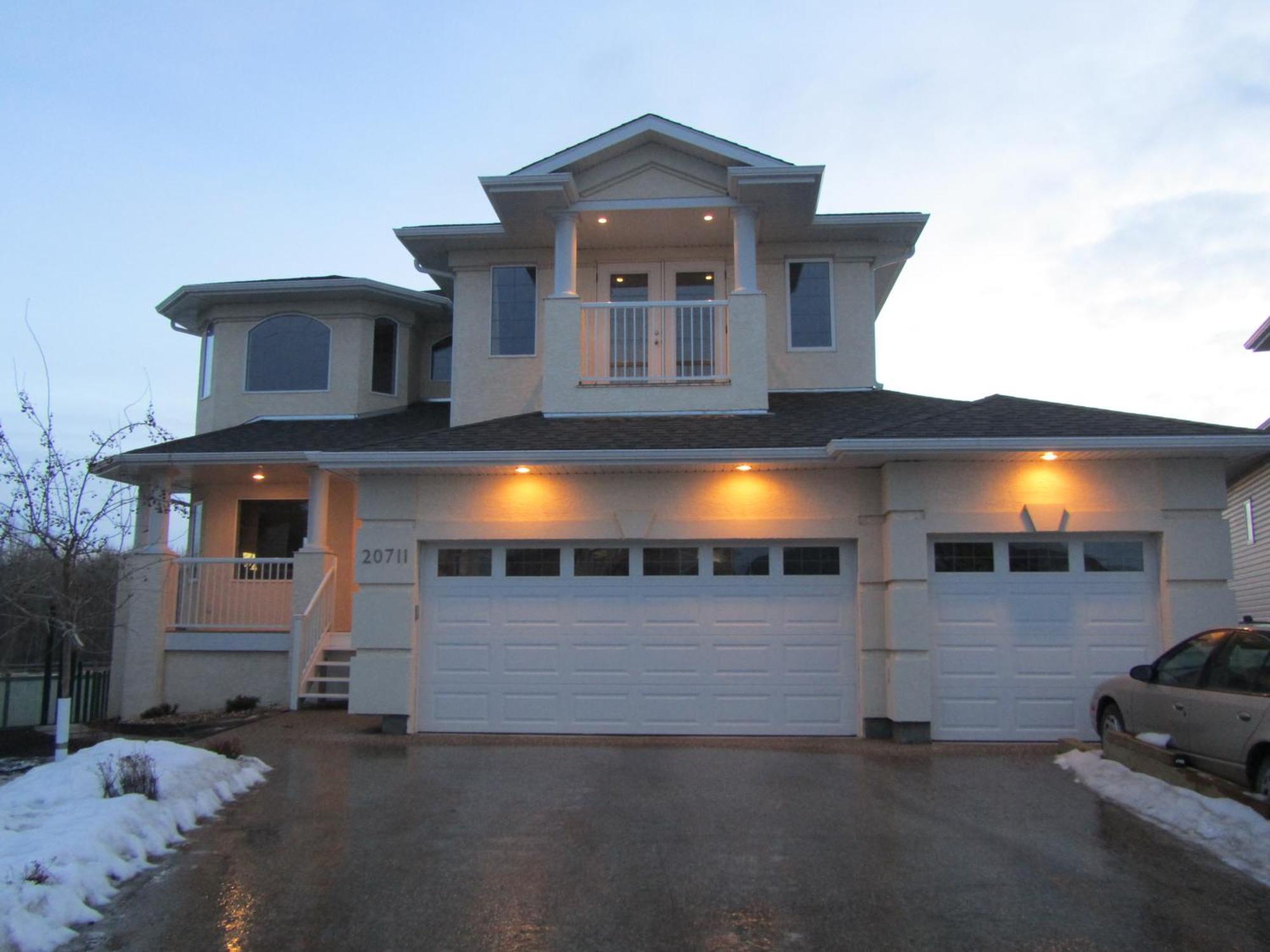 Lewis Estates Golf Course Executive By Henday, Whitemud, Step To Shops! Holiday home