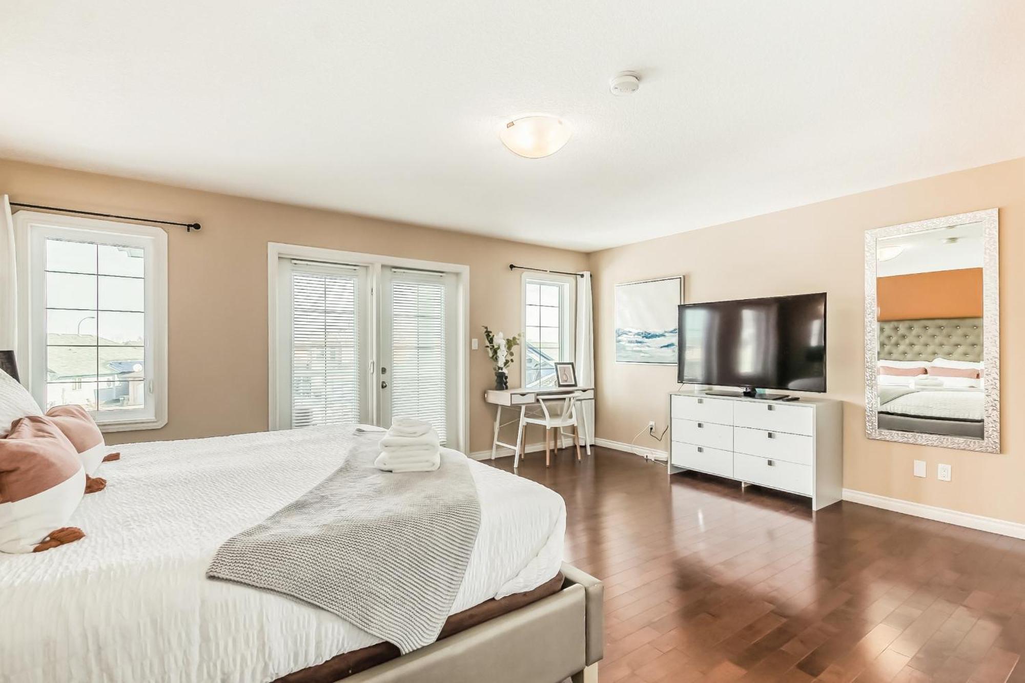 Lewis Estates Golf Course Executive By Henday, Whitemud, Step To Shops! Holiday home *