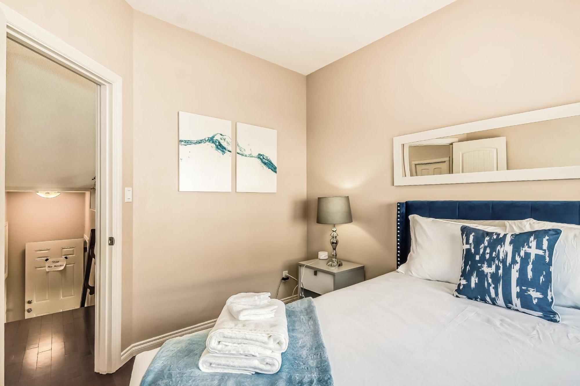 Holiday home Lewis Estates Golf Course Executive By Henday, Whitemud, Step To Shops! Edmonton